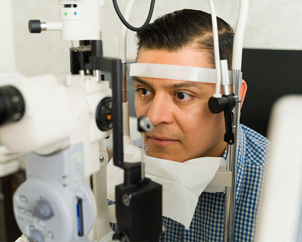 5 sinais na visão que todo diabético deve observar 1 Oftalmologista examinando paciente diabético para identificar sinais na visão e prevenir complicações oculares.